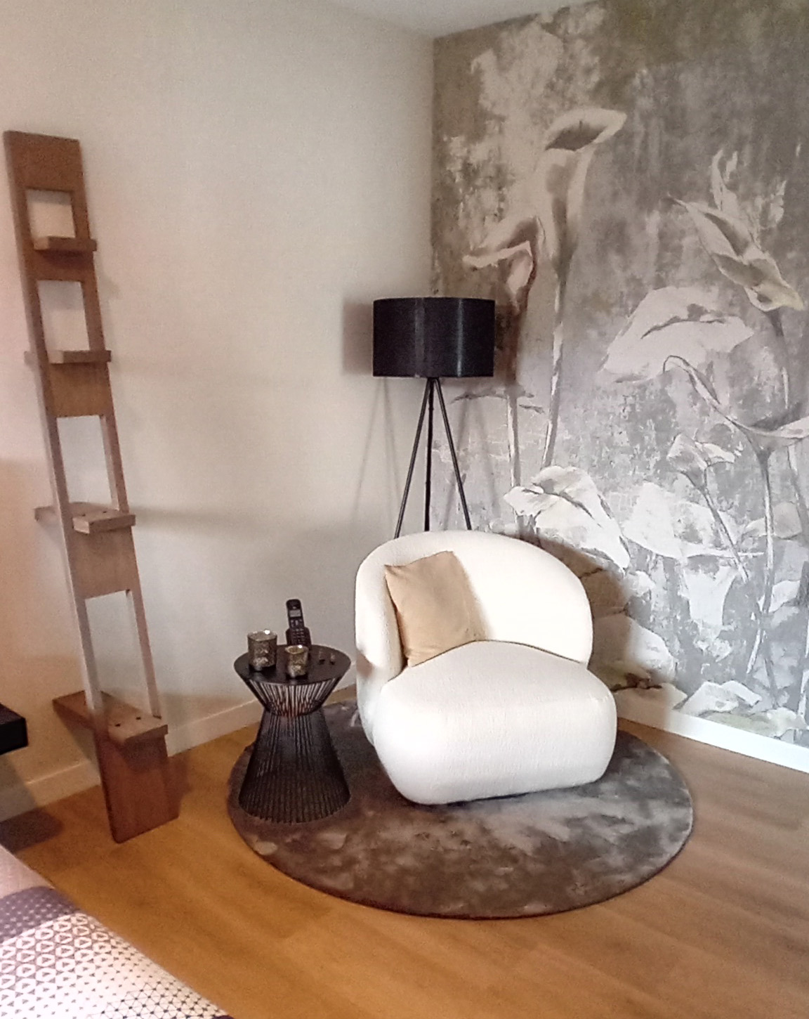 Markante fauteuil die een hoek van de woonkamer optilt